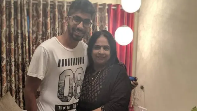 જસપ્રીત બુમરાહ એમના માતા સાથે