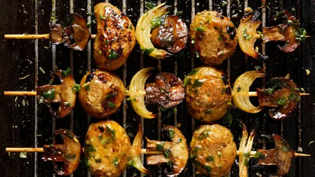 Шампиньоны и лук на шампурах