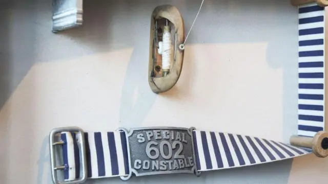 Один из 5 тыс. невостребованных нарукавников для полиции Ганы