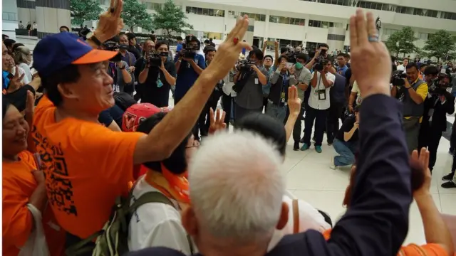 ผู้สนับสนุนนายธนาธรและพรรคอนาคตใหม่มารวมตัวบริเวณศูนย์ราชการ อาคารเอ ที่ตั้งศาลรัฐธรรมนูญ