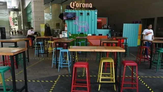 এ মাসের শুরু থেকেই সিঙ্গাপুরে মানুষজন রেস্তোরাগুলোতে যাওয়া বন্ধ করতে শুরু করে