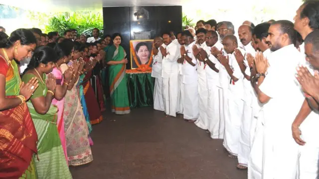 ஜெயலலிதாவின் உருவப்படத்தை அதிமுக தலைவர்களுடன் வணங்கும் சசிகலா