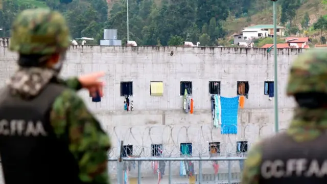 سربازان مقابل زندان 'توری' که درگیری همزمان در آن و سه زندان دیگر فوریه گذشته ۷۹ کشته به جا گذاشت