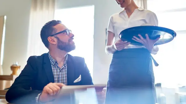 Bəxşiş restoran heyətinə daha az maaş vermək və menyuda daha aşağı qiymətlər təklif etmək imkan yaradır