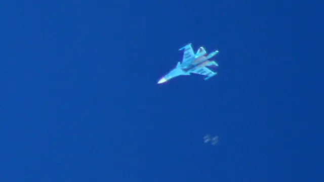 İdlib'i Cuma sabahı bombalayan Rus Sukhoi Su-34 tipi savaş uçağı, bombaları fırlatırken böyle görüntülendi