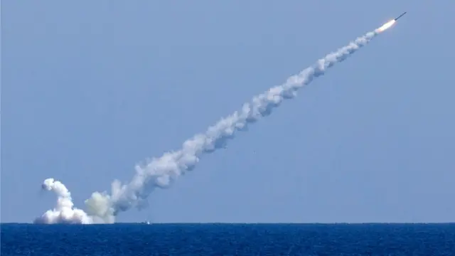 Запуск ракеты с российской подводной лодки по территории Сирии