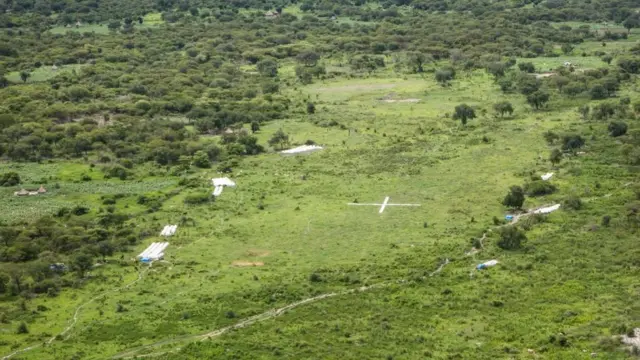 Une photo prise le 3 juillet 2018 montre une grande marque de croix blanche indiquant le point où un avion du Programme alimentaire mondial (PAM) largue des sacs de maïs et de sorgho dans le village de Jeich, dans le comté d'Ayod, au nord du Soudan du Sud.
