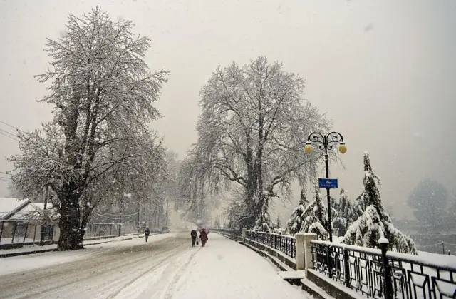 காஷ்மீர் மற்றும் சிம்லாவில் கடும் பனிப்பொழிவு (புகைப்படத் தொகுப்பு)