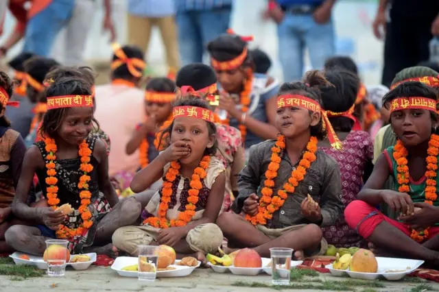 এলাহাবাদে 'কন্যা পূজন' আয়োজনে নিম্নবিত্ত শিশুদের খাবারের আয়োজন করে সত্যকাম সোসাইটির কর্মীরা।