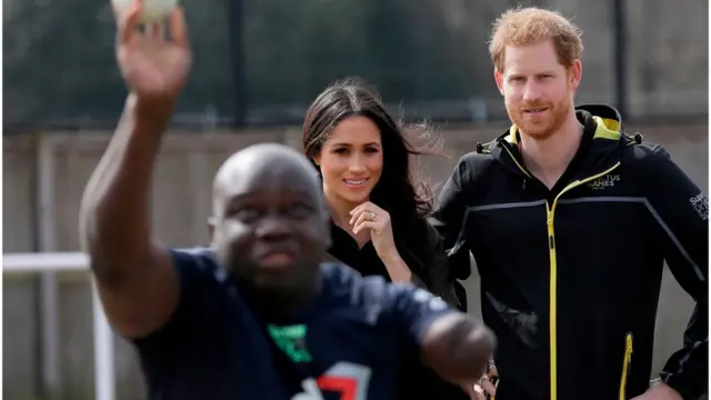 Meghan Markle e Harry com um atleta paralimpico