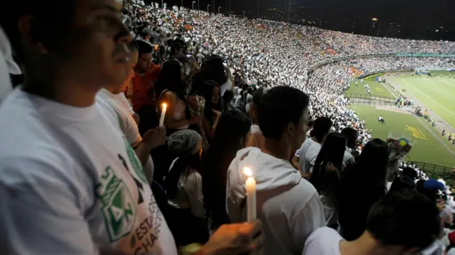 Aficionados con velas durante el homenaje en el estadio de Medellín
