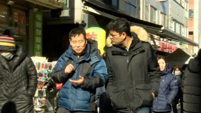 કિમ સોક-ચોલ, અને બીબીસી સંવાદદાતા નીતિન શ્રીવાસ્તવ