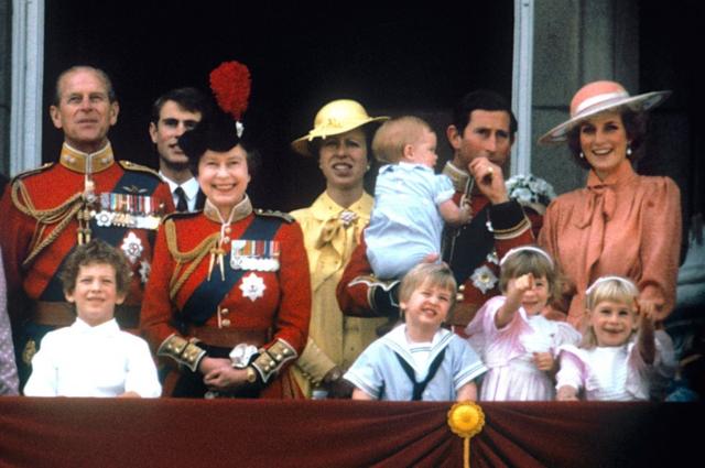 O Príncipe de Gales com a Princesa de Gales, o bebê Príncipe Harry, o Príncipe William, o Duque de Edimburgo, o Príncipe Eduardo, a Rainha Elizabeth II e a Princesa Anne na varanda do Palácio de Buckingham, em Londres, para ver os aviões passarem