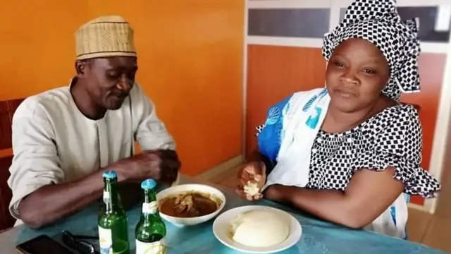 Un couple en train de manger un met à base de manioc.