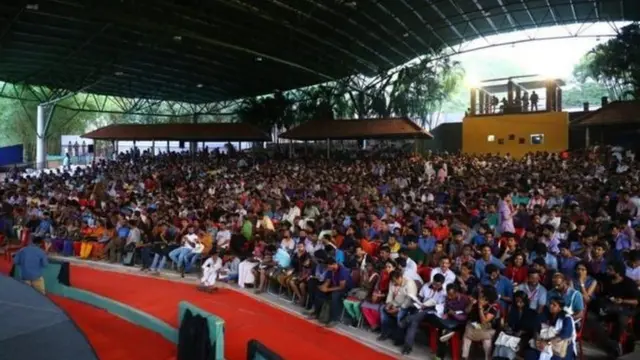 জাতীয় সঙ্গীত বাজানোর সময় বসে থাকার অপরাধে গত বছর কেরালা ফিল্ম ফেস্টিভ্যালে বহু মানুষকে আটক করা হয়।