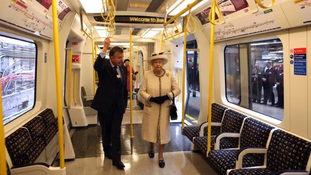 లండన్‌లోని బ్యాంకర్ స్ట్రీట్ స్టేషన్‌ రైలులో బ్రిటన్ రాణి ఎలిజబెత్-2