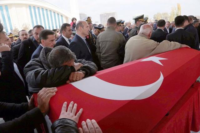 Un hombre llora sobre el féretro de una víctima del ataque a la sala Reina de Estambul.
