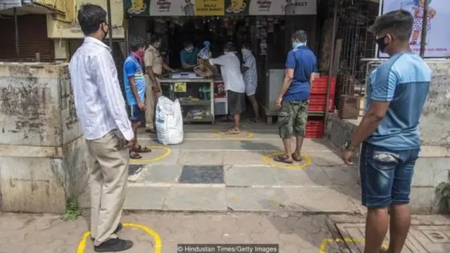 印度商店外地上画着排队的安全距离