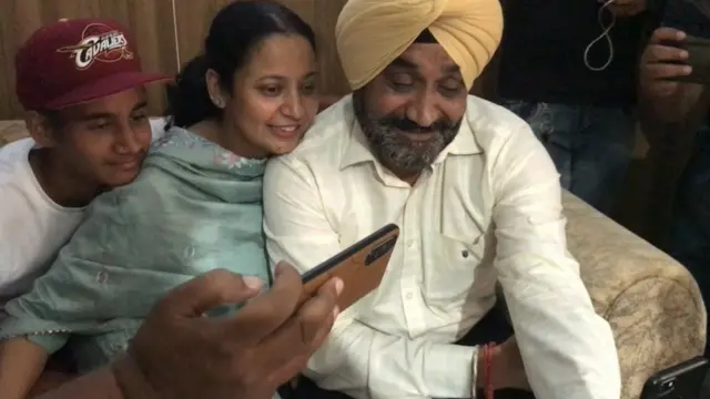 ਹਾਰਦਿਕ ਸਿੰਘ ਦੇ ਪਰਿਵਾਰ ਚ ਅੱਜ ਦੀ ਜਿੱਤ ਤੋਂ ਬਾਅਦ ਖੁਸ਼ੀ ਦਾ ਮਾਹੌਲ ਪਰਿਵਾਰ ਵੀਡੀਓ ਕਾਲ ਰਾਹੀਂ ਆਪਣੇ ਪੁੱਤ ਹਾਰਦਿਕ ਨਾਲ ਗੱਲ ਕਰਦੇ ਹੋਏ