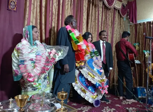 ماریہ اپنے والدین کے ہمراہ