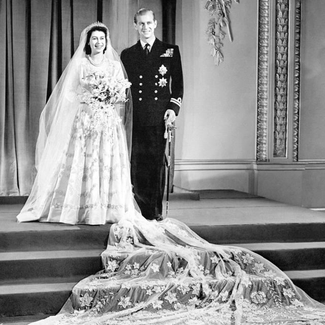 Princesa Elizabeth e o tenente Philip Mountbatten no Palácio de Buckingham após a cerimônia de casamento