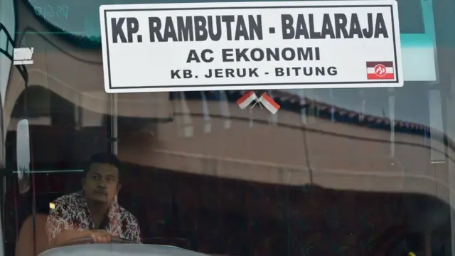 Sopir bus menanti calon penumpang di Terminal Kampung Rambutan, Jakarta, Senin (30/03)