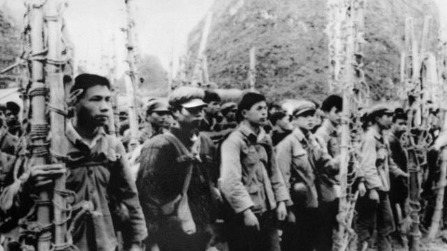 中國廣西的民兵開展全面動員，支持在中越邊界前線作戰的部隊。圖為廣西民兵組織的擔架隊。（攝於1979年2月22日）