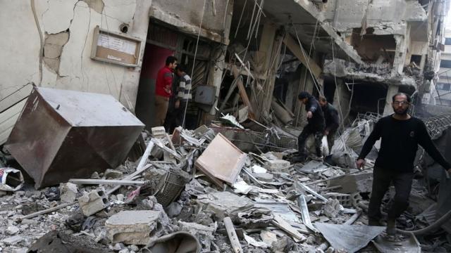 Une rue bombardée à Douma, en Syrie
