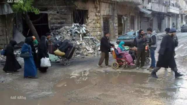 غیرنظامیان در انتظار خروج از شرق حلب