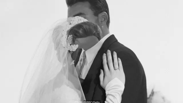 Imagen creativa de pareja en la que la mujer no tiene rostro.