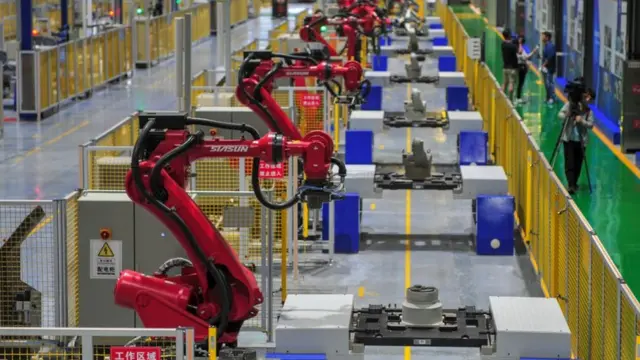 চীনের একটি কারখানা। শুধুই রোবট, খুব বেশি কর্মীর দরকার হয় না এমন কারখানায়।