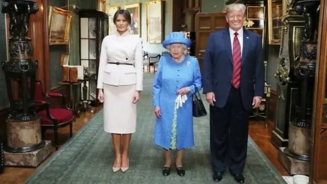 دونالد ترامپ و همسرش ملانیا در سال ۲۰۱۸ با ملکه در قلعه وینزور دیدار کردند