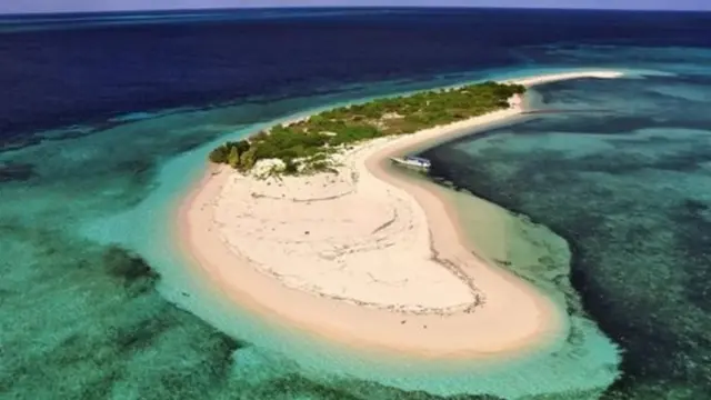 Pulau Ampalassa di Taman Nasional Takabonerate, Laut Flores.