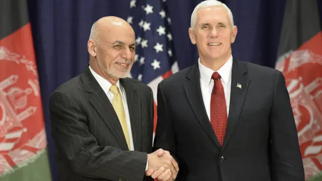 ولسمشر غني د امریکا له مرستیال ولسمشر مایکل پینس سره د غونډې له پیله مخکې لیدلي