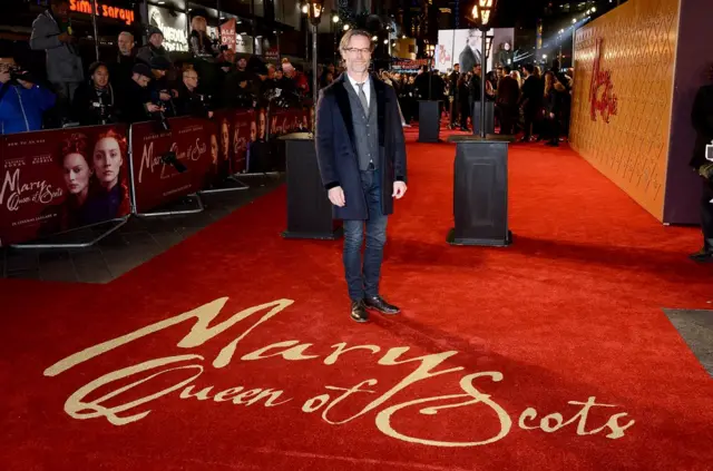 也许《玛丽女王》中最为古怪之处是皮尔斯(Guy Pearce)的表演。皮尔斯扮演的是伊丽莎白忠实的得力助手塞西尔(William Cecil),趁机展示出他对爱登堡(David Attenborough,英国自然学家,著名自然节目主持人)的模仿完美至极。