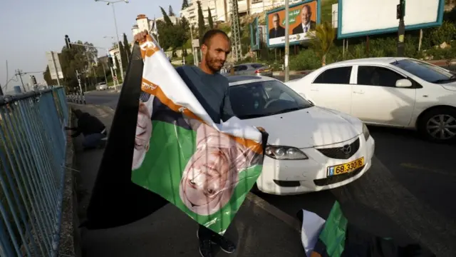 Араб с плакатом