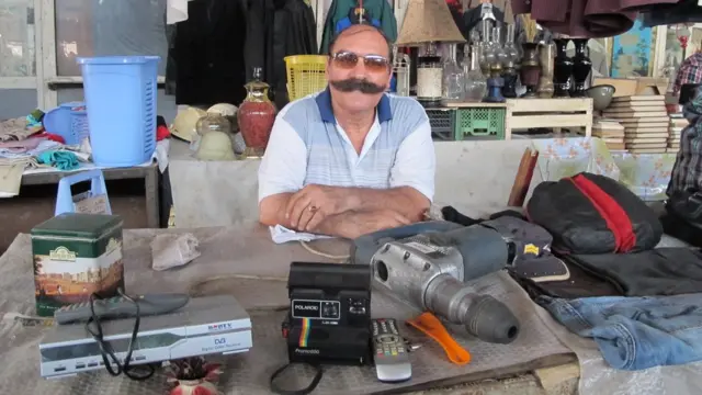 Bu satıcı diqqəti təkcə malları ilə deyil, həm də bığları ilə cəlb edir.