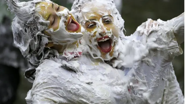 ફીણની હોળીની મસ્તી