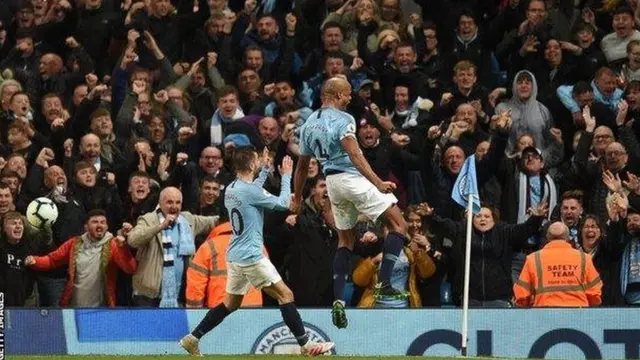 Vincent Kompany akisherehekea goli lake katika mechi ya hivi majuzi