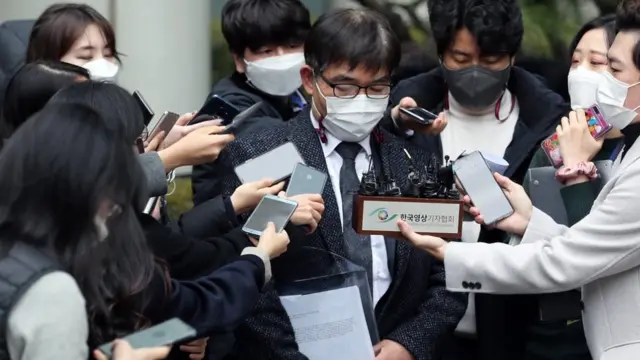 정경심 동양대학교 교수가 1심 공판에서 징역 4년에 법정 구속된 가운데 정 교수측 김칠준 변호사가 법정을 나서며 취재진 질문에 답하고 있다