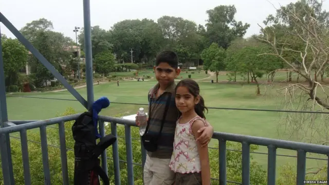 சகோதரர் யோகேஷுடன் தீக்ஷா