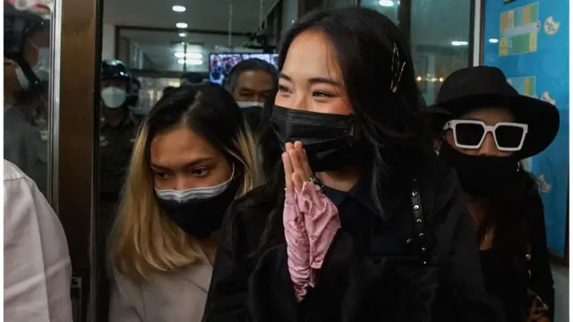 ดนุภา คณาธีรกุล หรือมิลลิ นักร้องแร็ปเปอร์สาว ถูกตำรวจเปรียบเทียบปรับ 2,000 บาท หลังเข้ารับทราบข้อกล่าวหาเมื่อ 22 ก.ค. คดีดูหมิ่นโดยการโฆษณา ตามประมวลกฎหมายอาญา มาตรา 328 จากการโพสต์วิจารณ์รัฐบาล