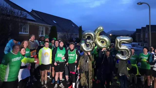 Десятки доброжелателей пришли пожелать Гэри Макки удачного забега сегодня утром