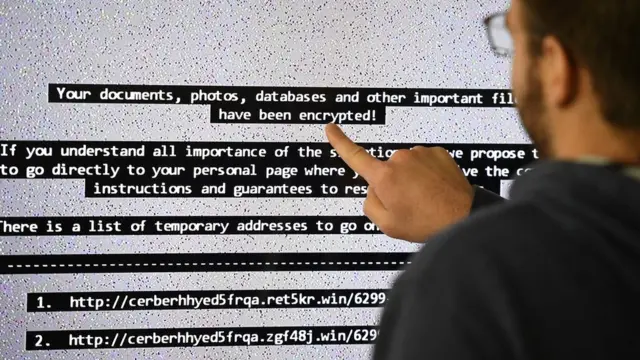 hombre señala la amenaza en una pantalla.