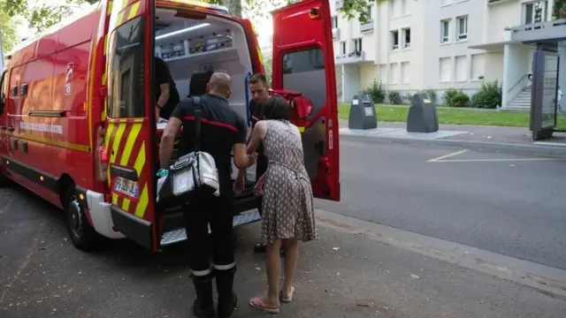 Пожарные в городе Тур оказывают помощь женщине. которой стало плохо на улице