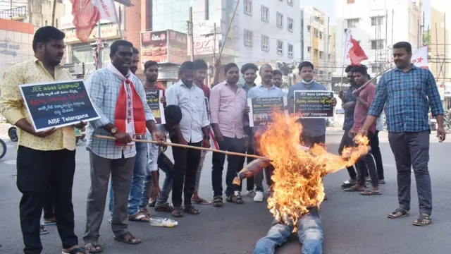 కార్పొరేట్ కాలేజీల అక్రమాల పై విచారణ జరపాలని ఏఐఎస్‌ఎఫ్ డిమాండ్ చేసింది.