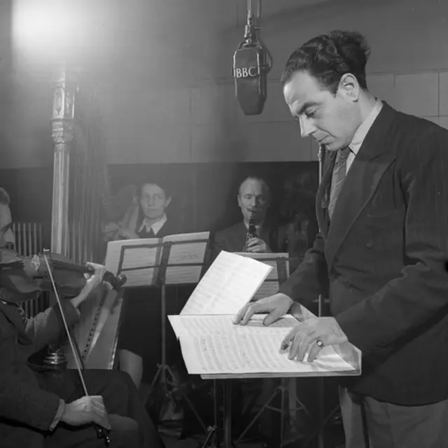 Manuel Lazareno con músicos de la BBC