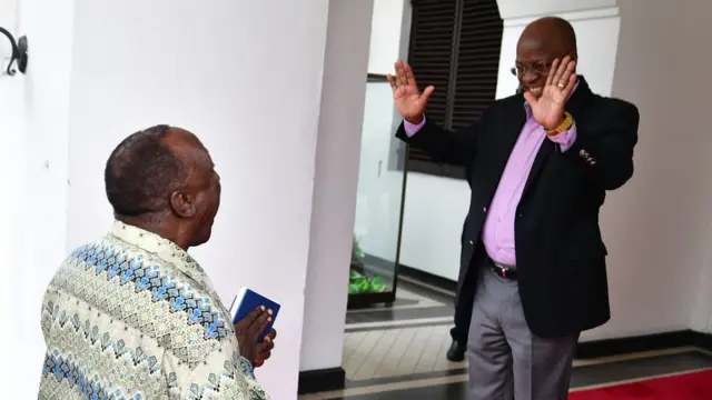 Profesa Ibrahim Lipumba akiagana na rais Magufuli