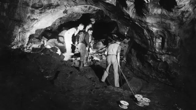 Tahminen 1935 yılında iskeletin bulunduğu mağaraya ışık kablosu döşeniyor