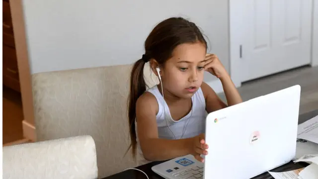 ''ගුරුවරු ඔන්ලයින් කෑ ගැහුවට ළමයව එකතැන තියා ගන්න බෑ. සමහර වෙලාවට පන්තියට ලොග් වෙලා ළමයා කාර්ටුන්, චිත්රපටි බලනවා.''